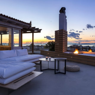 Τώρα που βγαίνουμε όλοι σε μπαλκόνια και ταράτσες, ας δούμε ένα διαμέρισμα που έφτιαξαν οι Schema architecture & engineering