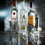 Τα αποστάγματα Μονοποικιλιακό Τσίπουρο Δεκαράκι, Ούζο Πλωμαρίου Άδολο και M DRY Mastiha αποτελούν το “The Local Spirit Project”