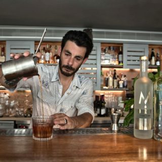 Ο Romain Krot παντρεύει τα ελληνικά αποστάγματα με τις γαλλικές του ρίζες χάρη στο «Local Spirit Project»