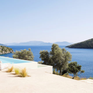 Αυτή είναι η θέα όταν ξυπνάς σε μια κατοικία της Λευκάδας, σ' ένα από τα γραφικότερα λιμάνια του Ιονίου