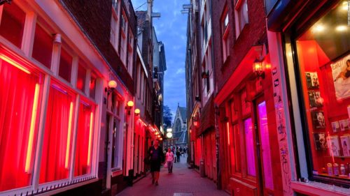 Η πρώτη γυναίκα δήμαρχος του Άμστερνταμ σχεδιάζει να αναμορφώσει τα «κόκκινα φανάρια»