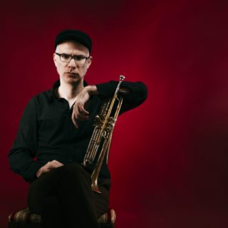 Ο Γιώργος Αβραμίδης ζει στην Άνω Πόλη της Θεσσαλονίκης, εκεί που οι γάτες αποζητούν πάντα χάδια