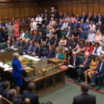 Η Μέι δηλώνει «ευτυχής που παραδίδει σε κάποιον που έχει θητεύσει στην κυβέρνησή» της