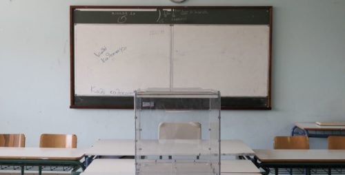 Εκλογές 2019: Ομάδα κουκουλοφόρων εισέβαλε σε εκλογικό κέντρο στα Εξάρχεια