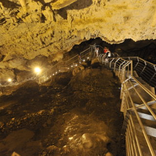 Στην Αντίπαρο, η αρχιτεκτονική μας βοηθάει να εξερευνήσουμε τον φυσικό πλούτο ενός σπηλαίου