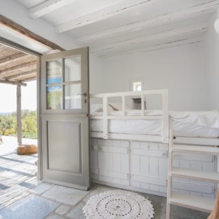 Σε μια κατοικία της Πάρου, η παραδοσιακή τοπική αρχιτεκτονική συμβαδίζει με ένα γήπεδο petanque