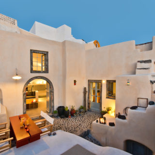 Μια σαντορινιά κάναβα του 1870 μετατράπηκε από τους Α2 architects σε υπέροχη θερινή κατοικία