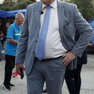 «Πες εκεί ένα “αμ βερι χαπι, Μητσοτάκης φορ εβερ, να τελειώνουμε”».