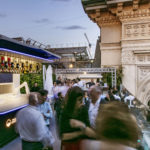 Ποτό από ρομπότ-μπαρίστα με θέα το Ντουόμο του Μιλάνου