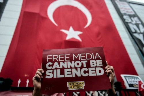Τουρκία: Επιθέσεις εναντίον δημοσιογράφων καταδεικνύουν ένα εχθρικό κλίμα για τα μέσα ενημέρωσης