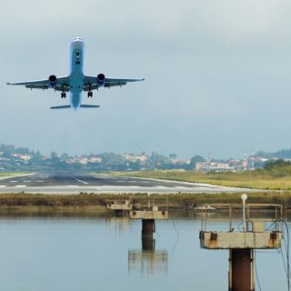 Αν θες να ζήσεις την αδρεναλίνη ενός αεροπλάνου που πετάει πάνω από το κεφάλι σου, πήγαινε στην πεζογέφυρα του Περάματος στην Κέρκυρα