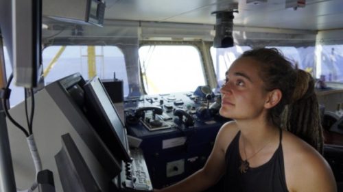 Ένα χρόνο μετά τη σύλληψή της για αποβίβαση μεταναστών στη Λαμπεντούζα, η νεαρή καπετάννισα Καρόλα Ρακέτε κατηγορεί τις ευρωπαϊκές αρχές για ρατσισμό στην μεταναστευτική πολιτική