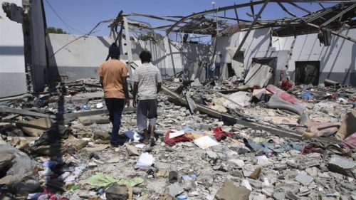 ΟΗΕ: Φρουροί πυροβολούσαν μετανάστες που προσπαθούσαν να γλιτώσουν από τις αεροπορικές επιδρομές σε κέντρο κράτησης στη Λιβύη