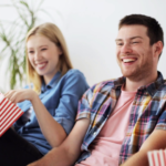 Το γέλιο-κονσέρβα κάνει τις αστείες ατάκες να μοιάζουν καλύτερες