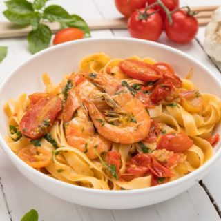 Σου έχουμε συνταγή και εύκολη και πεντανόστιμη γαριδομακαρονάδα σε 30 λεπτά