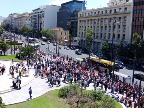 Σεισμός στην Αθήνα: Πετάχτηκε ο κόσμος έξω από τα κτίρια