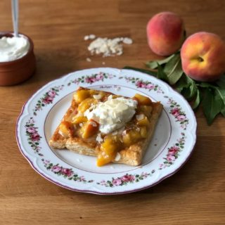 Σου έχουμε συνταγή για τάρτες σφολιάτας με καραμελωμένους γιαρμάδες & γιαούρτι