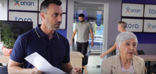 Γιώργος Καπουτζίδης και Έφη Παπαθεοδώρου πρωταγωνιστούν σε ένα ξεκαρδιστικό βίντεο χωρίς …ουρές και ταλαιπωρία
