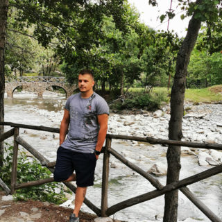 Ο Παύλος Ανδρεόπουλος ξέρει όλα τα μυστικά του River Party που γίνεται κάθε χρόνο στο Νεστόριο της Καστοριάς