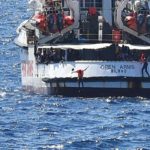 Το Open Arms ελλιμενίστηκε εντέλει στη Λαμπεντούζα