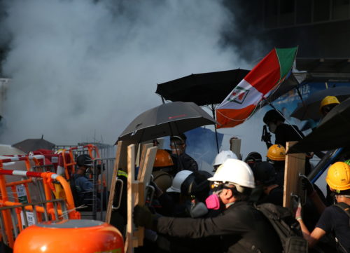 Χρήση δακρυγόνων έκανε και πάλι η αστυνομία στο Χονγκ Κονγκ