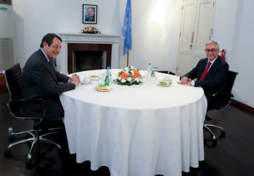 Ο πρόεδρος Αναστασιάδης και ο τουρκοκύπριος ηγέτης Ακιντζί είναι έτοιμοι για τριμερή με τον γενικό γραμματέα του ΟΗΕ