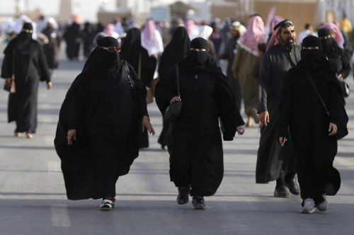 Σαουδική Αραβία: Οι γυναίκες μπορούν πλέον να βγαίνουν από τη χώρα χωρίς την άδεια του άνδρα κηδεμόνα τους