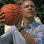 120.000 δολάρια πουλήθηκε η φανέλα με την οποία έπαιζε μπάσκετ στο γυμνάσιο ο πρώην πρόεδρος Μπαράκ Ομπάμα