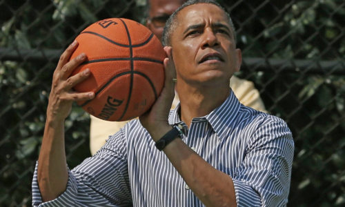 120.000 δολάρια πουλήθηκε η φανέλα με την οποία έπαιζε μπάσκετ στο γυμνάσιο ο πρώην πρόεδρος Μπαράκ Ομπάμα