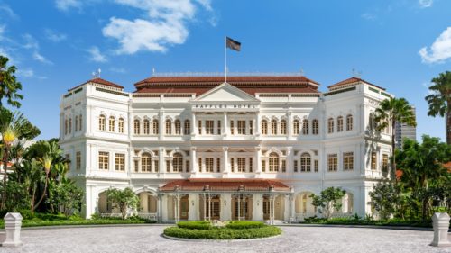 Το ιστορικό ξενοδοχείο Raffles Singapore άνοιξε ξανά μετά από διετή ανακαίνιση