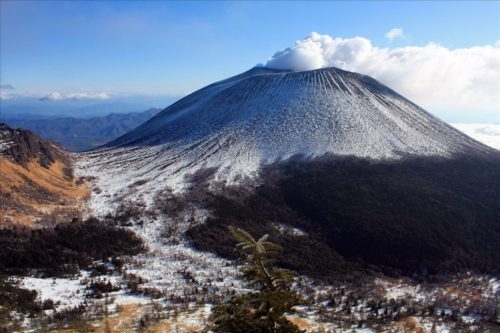 Το ηφαίστειο Ασάμα εισήλθε σε φάση έκρηξης, οι αρχές απαγορεύουν την πρόσβαση