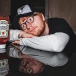 Εκατόν πενήντα μπουκάλια κέτσαπ Heinz με τα τατουάζ του Ed Sheeran
