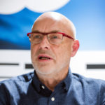 Brian Eno: Έφτιαξε μια λίστα με δέκα βιβλία που θα μπορούσαν να ξαναχτίσουν τον ανθρώπινο πολιτισμό