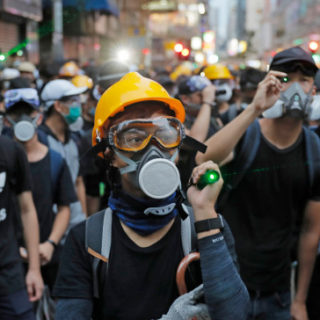 Χονγκ Κονγκ: Οι διαδηλωτές ανέστειλαν τις κινητοποιήσεις για να τιμήσουν τη μνήμη των θυμάτων της 11ης Σεπτεμβρίου