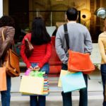 Ανοιχτά καταστήματα την Κυριακή σχεδιάζει η κυβέρνηση