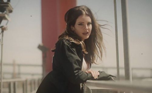 Δύο κομμάτια σε ένα νέο βίντεο από την Lana Del Rey