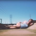 Στο νέο της βίντεο κλιπ η Lana Del Rey κάνει…attack of the 50 foot woman (ΒΙΝΤΕΟ)