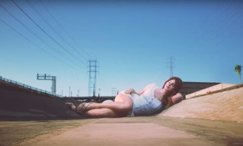 Στο νέο της βίντεο κλιπ η Lana Del Rey κάνει…attack of the 50 foot woman (ΒΙΝΤΕΟ)