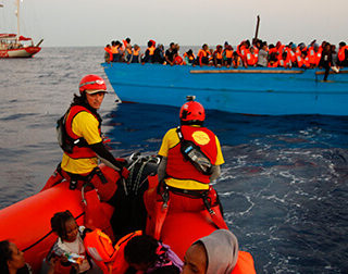 Η ProActiva Open Arms απευθύνει έκκληση να επιτραπεί η αποβίβαση των μεταναστών που παραμένουν αποκλεισμένοι στο πλοίο της στη Σικελία