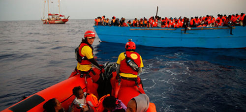 Η ProActiva Open Arms απευθύνει έκκληση να επιτραπεί η αποβίβαση των μεταναστών που παραμένουν αποκλεισμένοι στο πλοίο της στη Σικελία