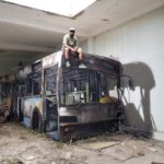 Κι όμως, δεν κάθεται πάνω σε ένα λεωφορείο!