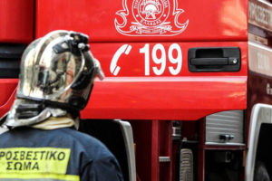 Φωτιά ξέσπασε σε κατάστημα με ανταλλακτικά αυτοκινήτων στο Μενίδι