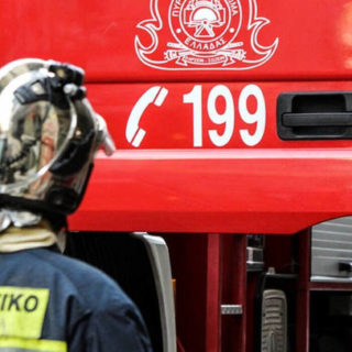 Φωτιά σε κατάστημα με ανταλλακτικά αυτοκινήτων στο Μενίδι