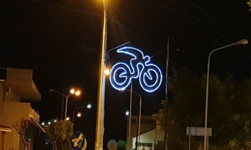 Καρδίτσα: Φωτεινά ομοιώματα του «Ουράνιου Ποδηλάτη» τοποθετούνται στις εισόδους της πόλης