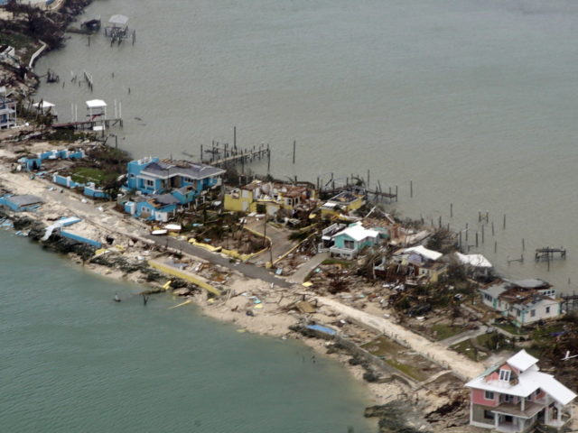 Κυκλώνας Ντόριαν: Μετά το καταστροφικό του πέρασμα από τις Μπαχάμες, κινείται αργά προς τις ακτές των ΗΠΑ