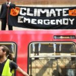 Βρετανία: Ακτιβιστές για το περιβάλλον «κόλλησαν» σε ένα κυβερνητικό κτίριο στο Λονδίνο