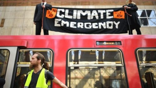 Βρετανία: Ακτιβιστές για το περιβάλλον «κόλλησαν» σε ένα κυβερνητικό κτίριο στο Λονδίνο