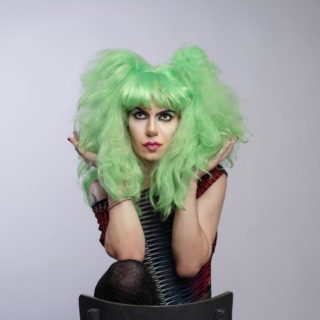 Zackie το γκλίτερ στο δρόμο τη νύχτα μοιάζει με αστερόσκονη