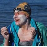 Η Σάρα Τόμας νίκησε τον καρκίνο του μαστού και διέσχισε 4 φορές την Μάγχη κολυμπώντας χωρίς να σταματήσει