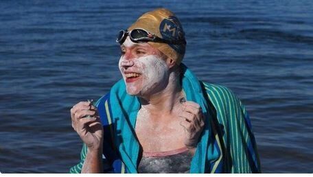 Η Σάρα Τόμας νίκησε τον καρκίνο του μαστού και διέσχισε 4 φορές την Μάγχη κολυμπώντας χωρίς να σταματήσει